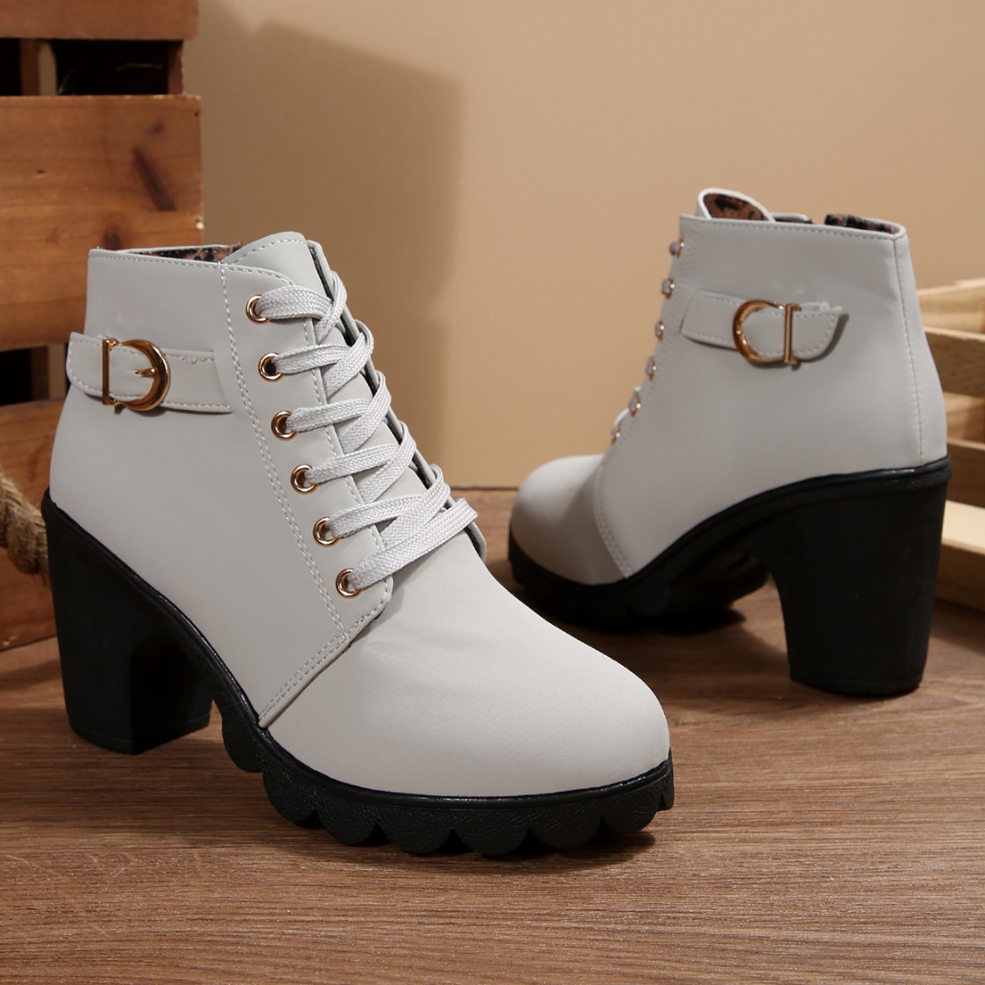 Lucia Milano | Botas chunky con cordones y hebilla metálica.