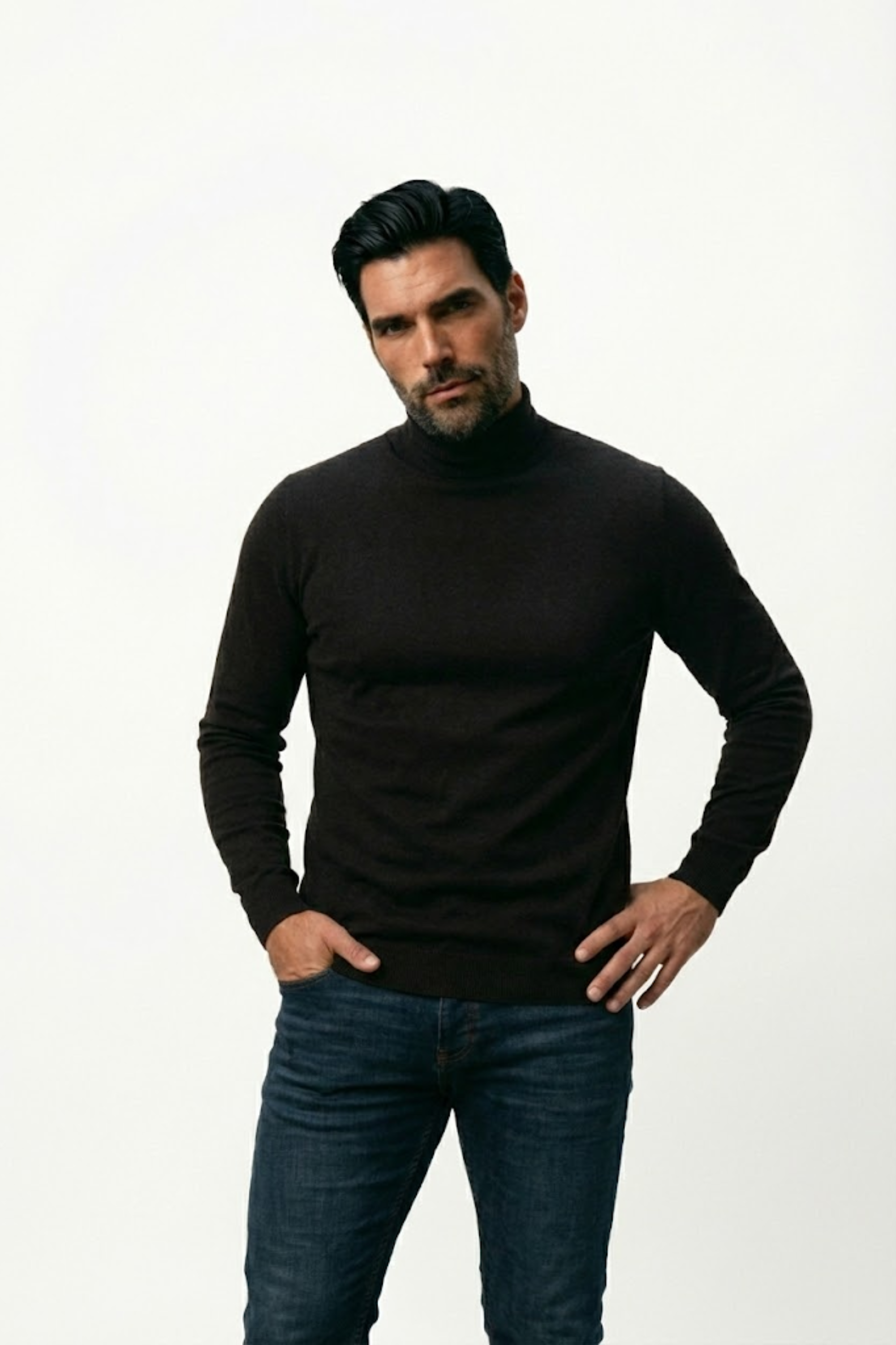 Camiseta slim fit de manga larga para hombre con cuello alto.