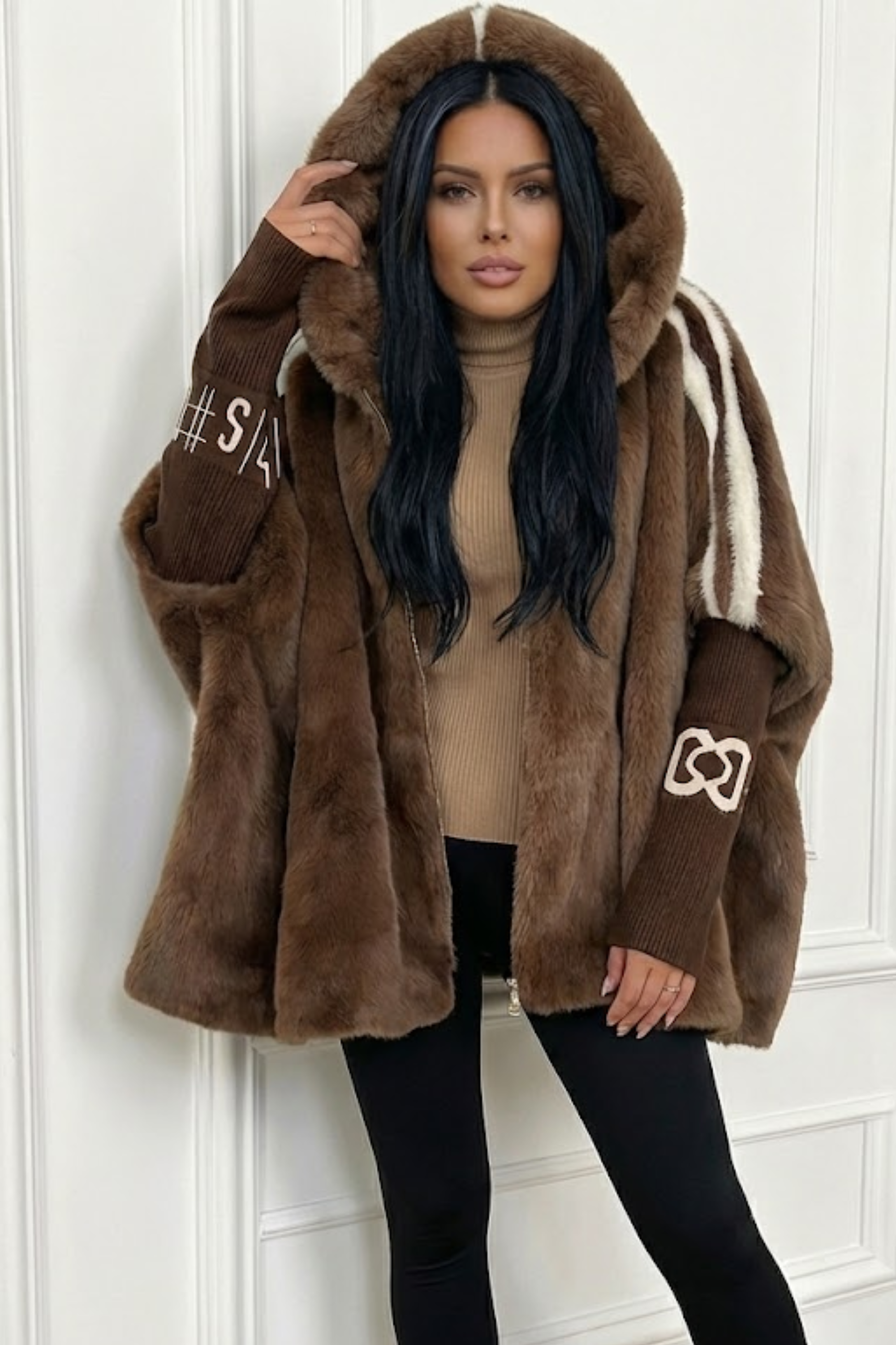 Abrigo informal para mujer con capucha y cremallera.