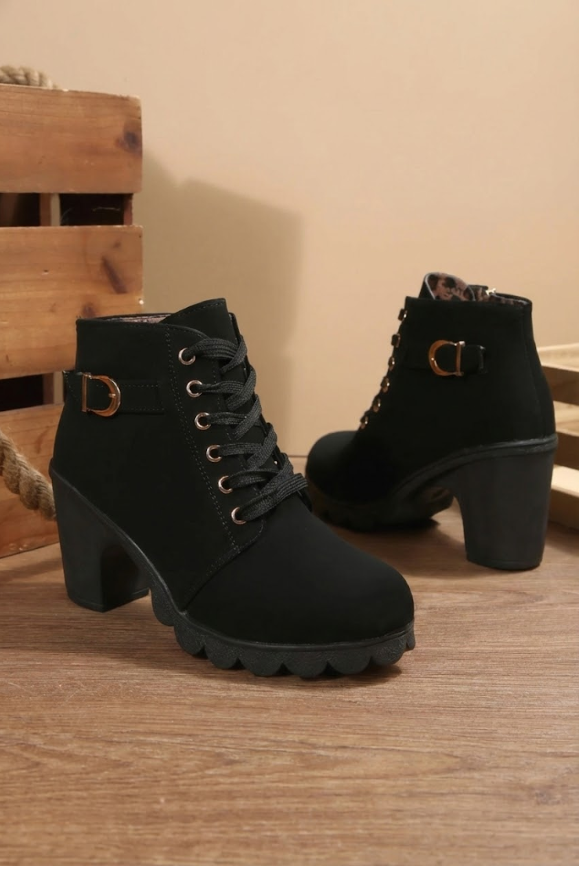 Lucia Milano | Botas chunky con cordones y hebilla metálica.